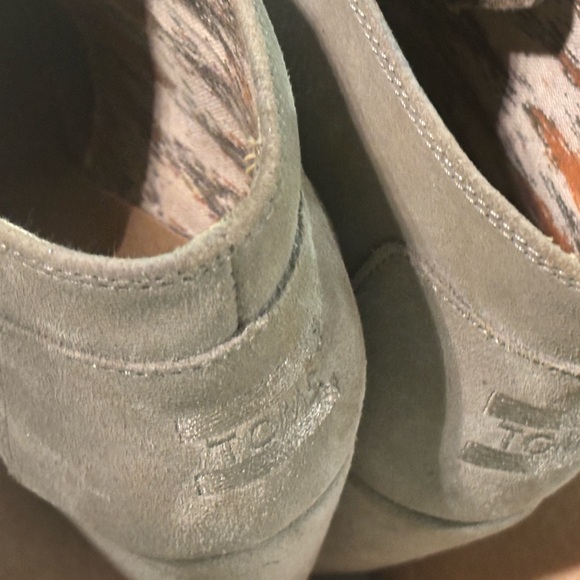 Super cute worn once toms with wedge - Picture 3 of 6